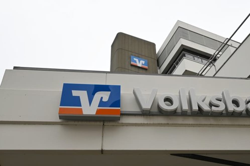 Logos am Hauptsitz der Volksbank Freiburg: Das Geldinstitut hat den Zahlungsverkehr mit mehreren Direktbanken gestoppt.