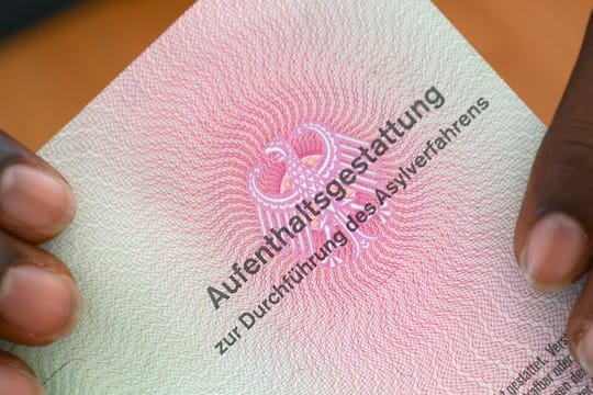 Laut Asylgesetz kann ein positiver Asylbescheid widerrufen werden, wenn sich die Situation im Herkunftsland nachhaltig verbessert hat.