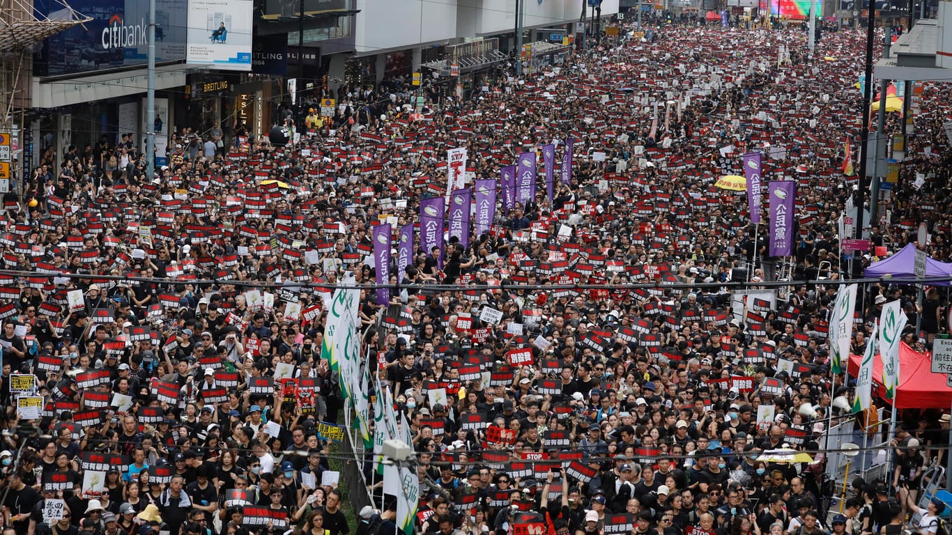 Hongkong: Demonstranten gehen gegen das umstrittene Auslieferungsgesetz auf die Straße. Nach den Massenprotesten hatte Regierungschefin Lam angekündigt, Beratungen über das Gesetz vorerst auszusetzen.