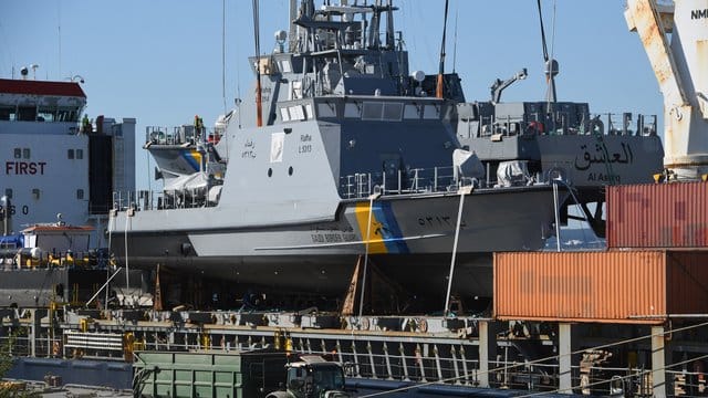 Ein Küstenschutzboot für Saudi-Arabien wird im Hafen Mukran in Mecklenburg-Vorpommern auf ein Transportschiff verladen.