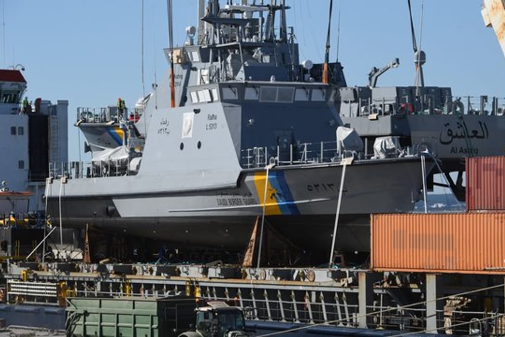 Ein Küstenschutzboot für Saudi-Arabien wird im Hafen Mukran in Mecklenburg-Vorpommern auf ein Transportschiff verladen.