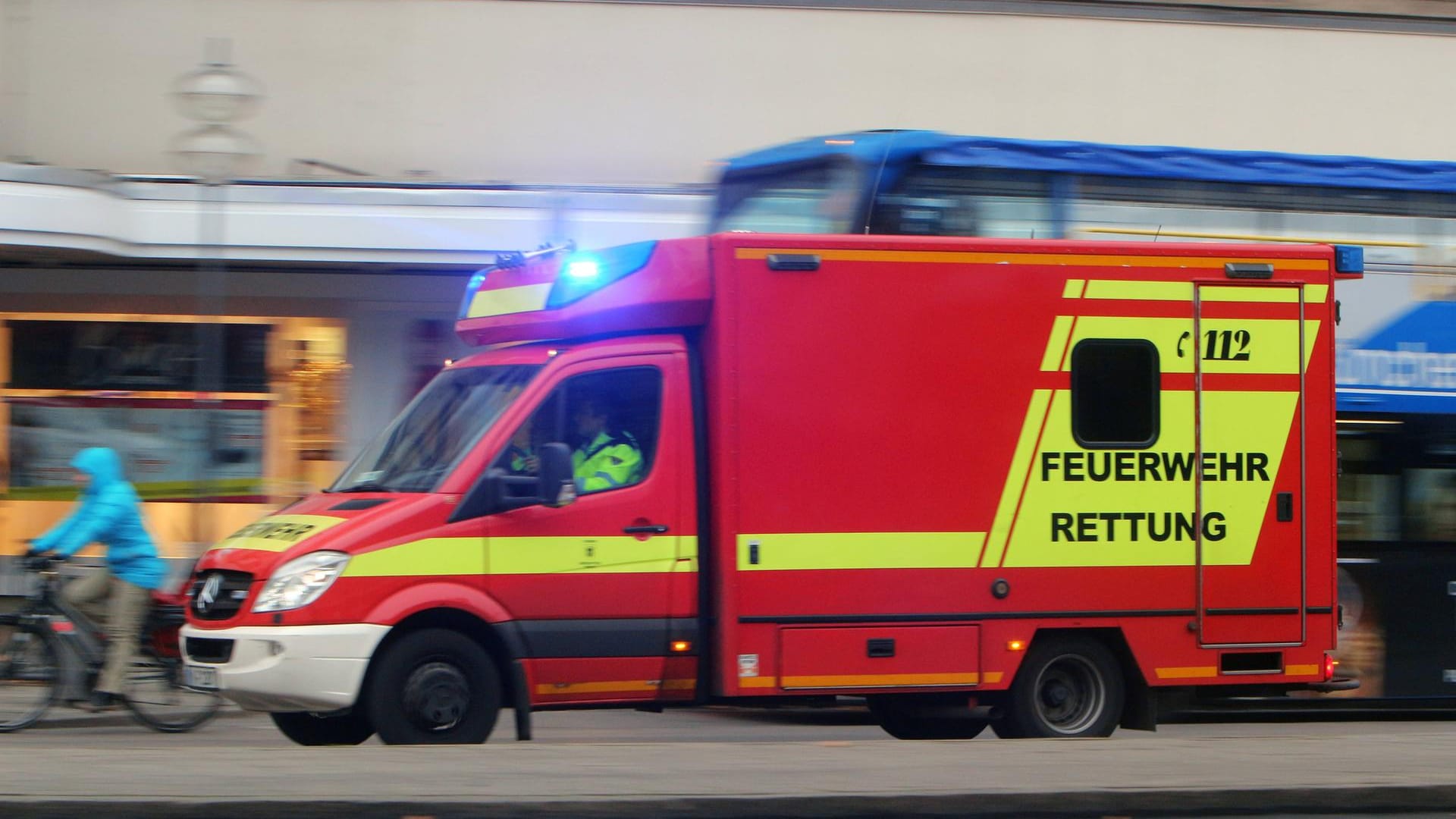 Rettungswagen im Einsatz (Symbolbild): Ein Mädchen hatte den Zwölfjährigen an einem Seil hängend gefunden.