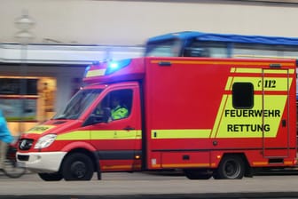 Rettungswagen im Einsatz (Symbolbild): Ein Mädchen hatte den Zwölfjährigen an einem Seil hängend gefunden.