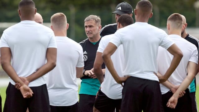 Im Mittelpunkt: U21-Coach Stefan Kuntz (M) schwört sein Team auf den EM-Start gegen Dänemark ein. Im Mittelpunkt: U21-Coach Stefan Kuntz (M) schwört sein Team auf den EM-Start gegen Dänemark ein.