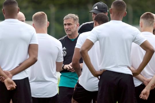 Im Mittelpunkt: U21-Coach Stefan Kuntz (M) schwört sein Team auf den EM-Start gegen Dänemark ein.
