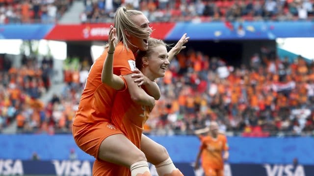 Jung und treffsicher: Vivianne Miedema (r).