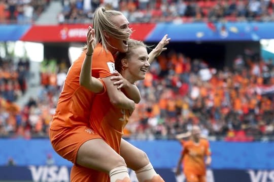 Jung und treffsicher: Vivianne Miedema (r).