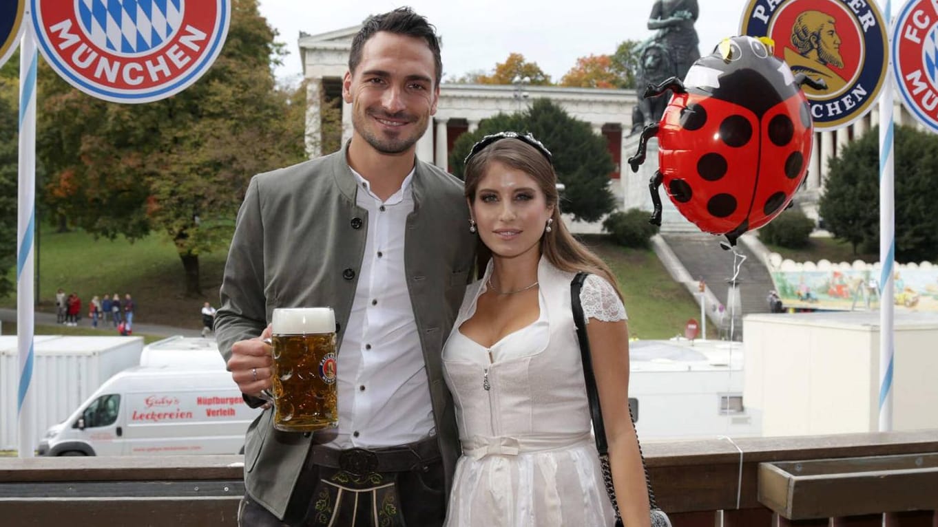 Traditionell bayerisch: Mats und Cathy Hummels posieren gemeinsam auf der Wiesn.