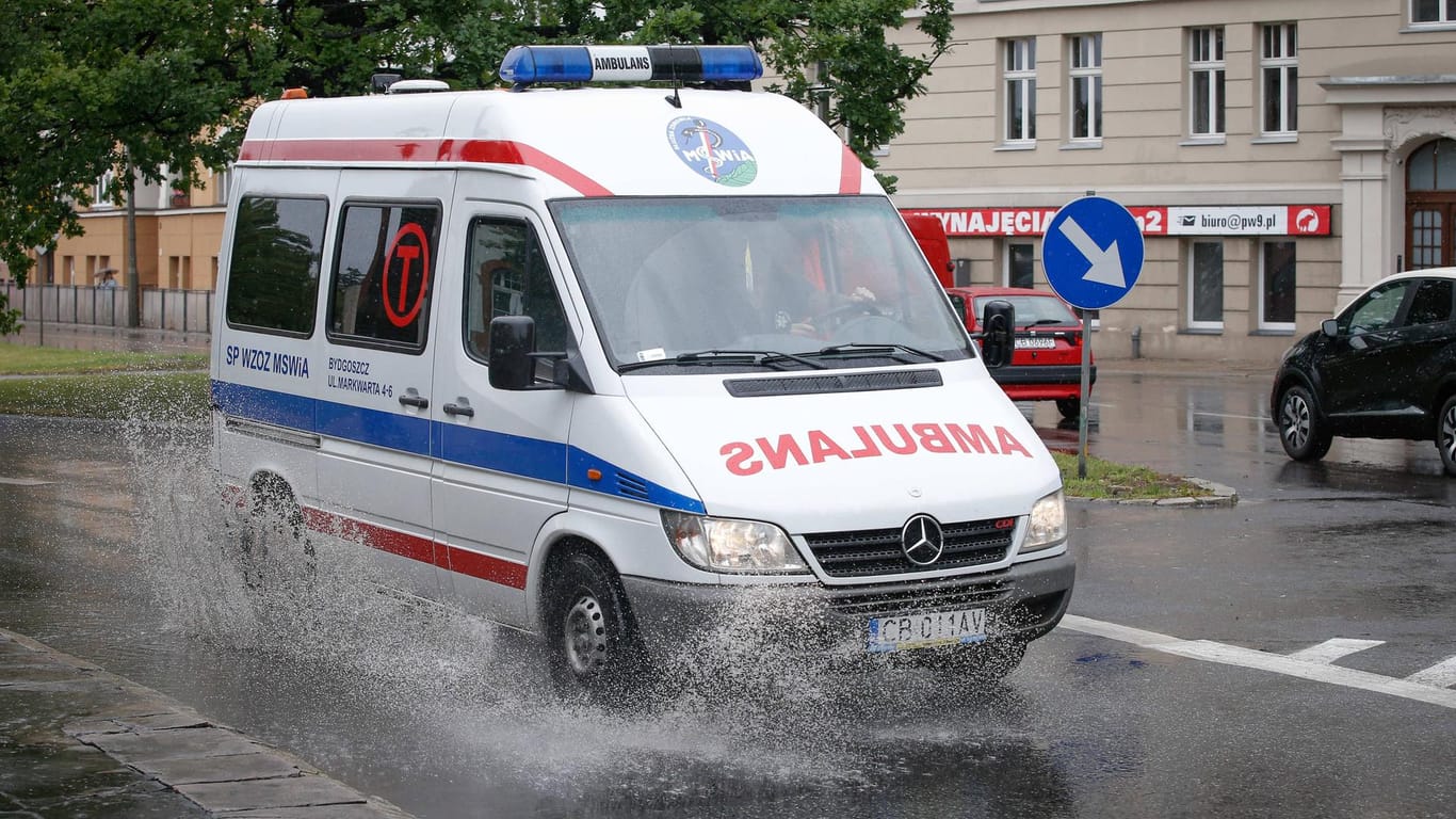 Polnischer Rettungswagen im Einsatz (Symbolbild): Der Lokführer konnte den Zug nicht mehr rechtzeitig bremsen.