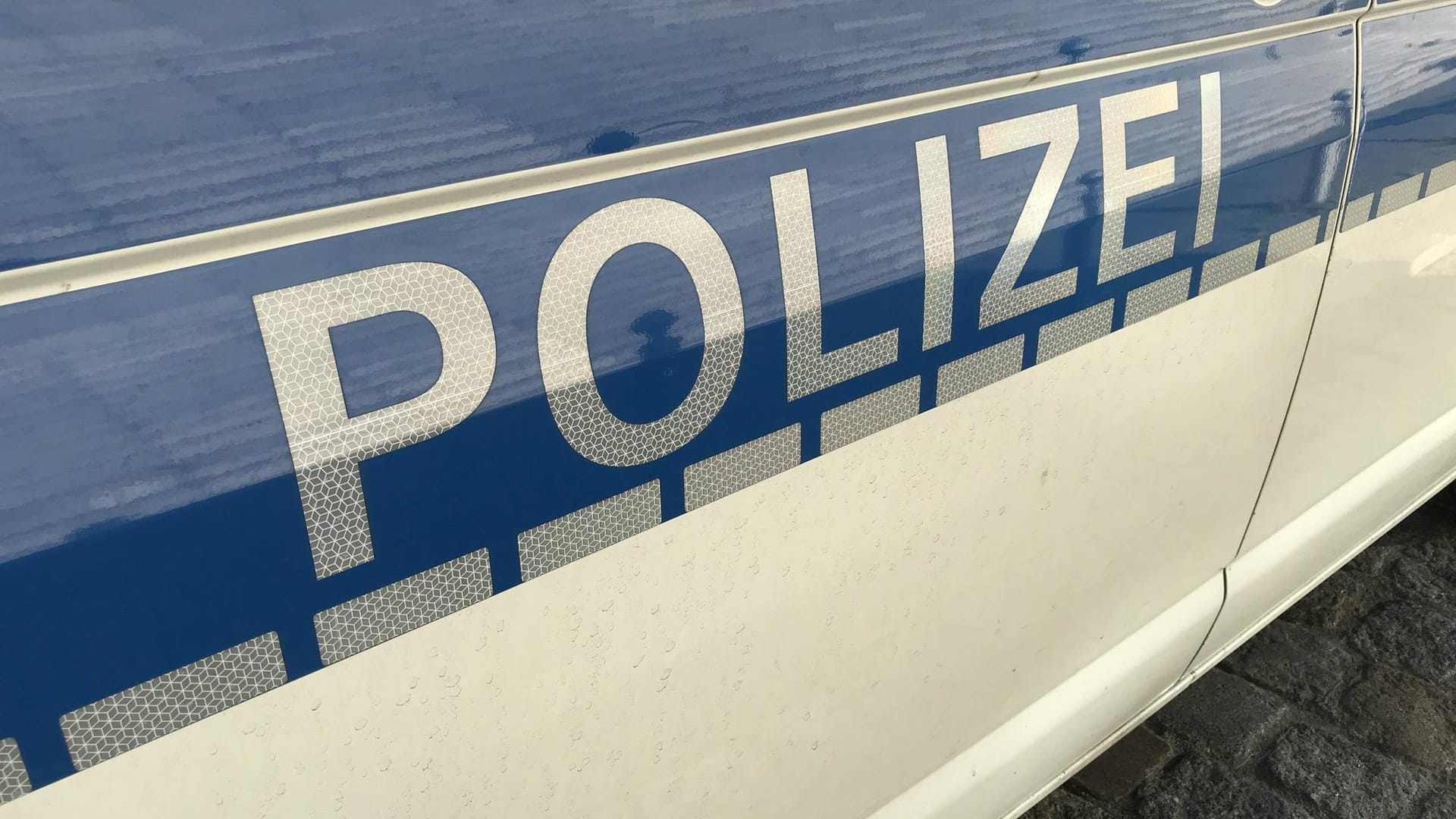 Polizeiwagen im Einsatz: Eine Autofahrerin hat die Polizei alarmiert, weil sie einen maskierten und bewaffneten Mann gesehen hat. (Symbolbild) Polizeiwagen im Einsatz: Eine Autofahrerin hat die Polizei alarmiert, weil sie einen maskierten und bewaffneten Mann gesehen hat. (Symbolbild)