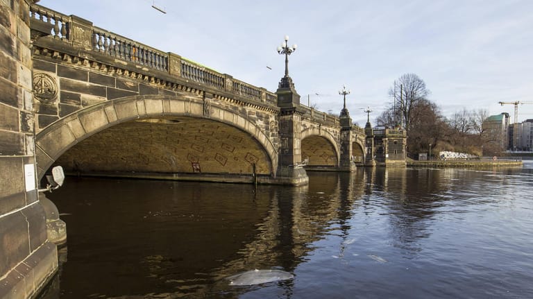 Die Lombardsbrücke in Hamburg: Nach einem Unfall auf der Alster muss die Höhe des Sachschadens am Schiff ermittelt werden. (Symbolbild)