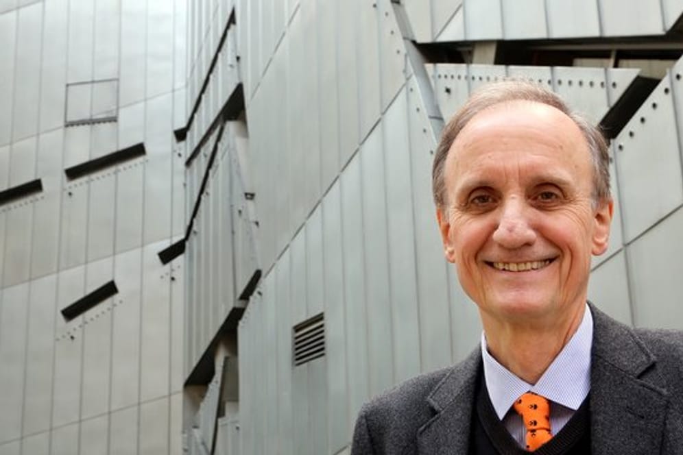 Der Direktor des Jüdischen Museums Berlin, Peter Schäfer vor dem Daniel Libeskind Bau des Museums in Berlin (2014).