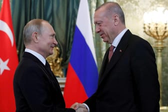 Die beiden Präsidenten Putin und Erdogan bei einem Treffen in Moskau (Archivbild): Für den türkischen Präsidenten gibt es am umstrittenen Kauf des russischen Raketenabwehrsystems S-400 nichts mehr zu rütteln.