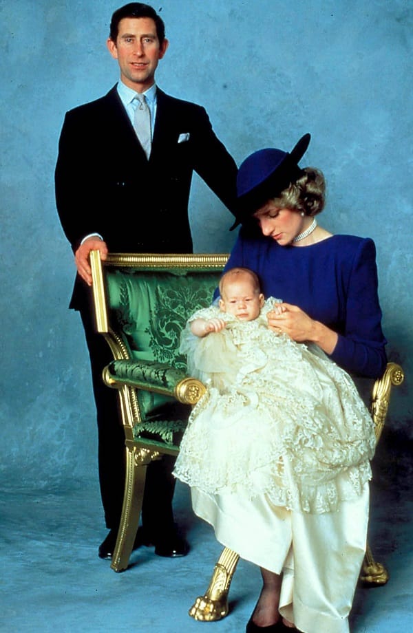 Mit Prinz Charles und Lady Diana: offizielles Tauffoto von Prinz Harry (1984).