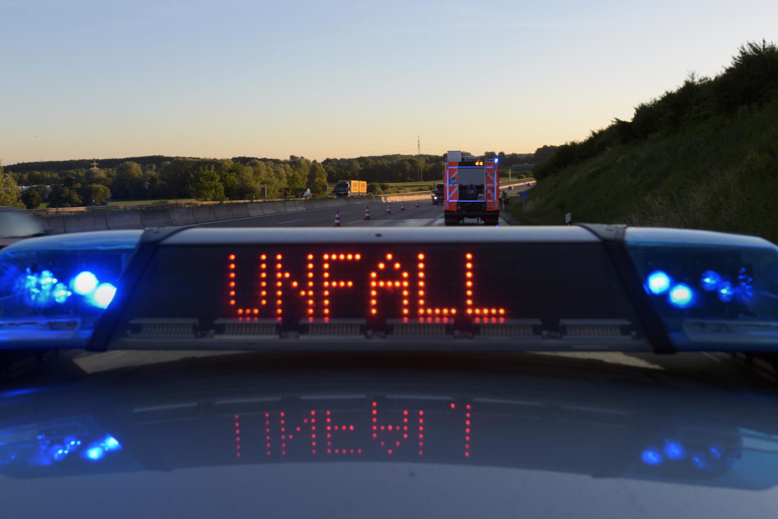 Anzeige am Polizeifahrzeug warnt vor Unfall (Symbolbild): Ein Betrunkener verursachte am Dienstagabend einen großen Sachschaden.