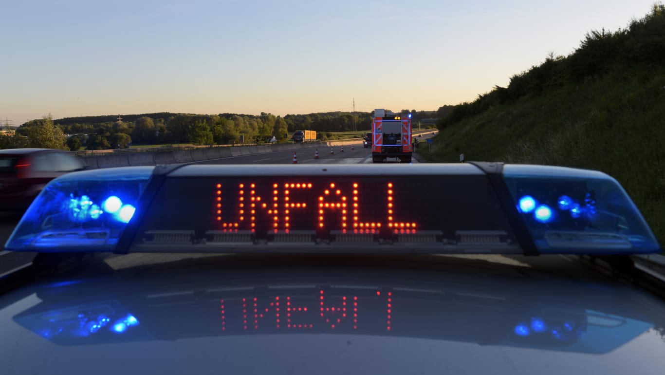 Anzeige am Polizeifahrzeug warnt vor Unfall (Symbolbild): Ein Betrunkener verursachte am Dienstagabend einen großen Sachschaden.