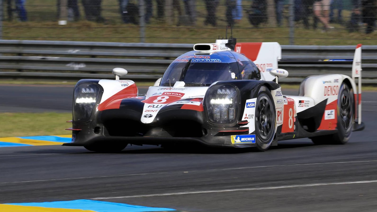 Erfolgreich in LeMans: Alonso im Toyota TS050 Hybrid auf der Strecke.