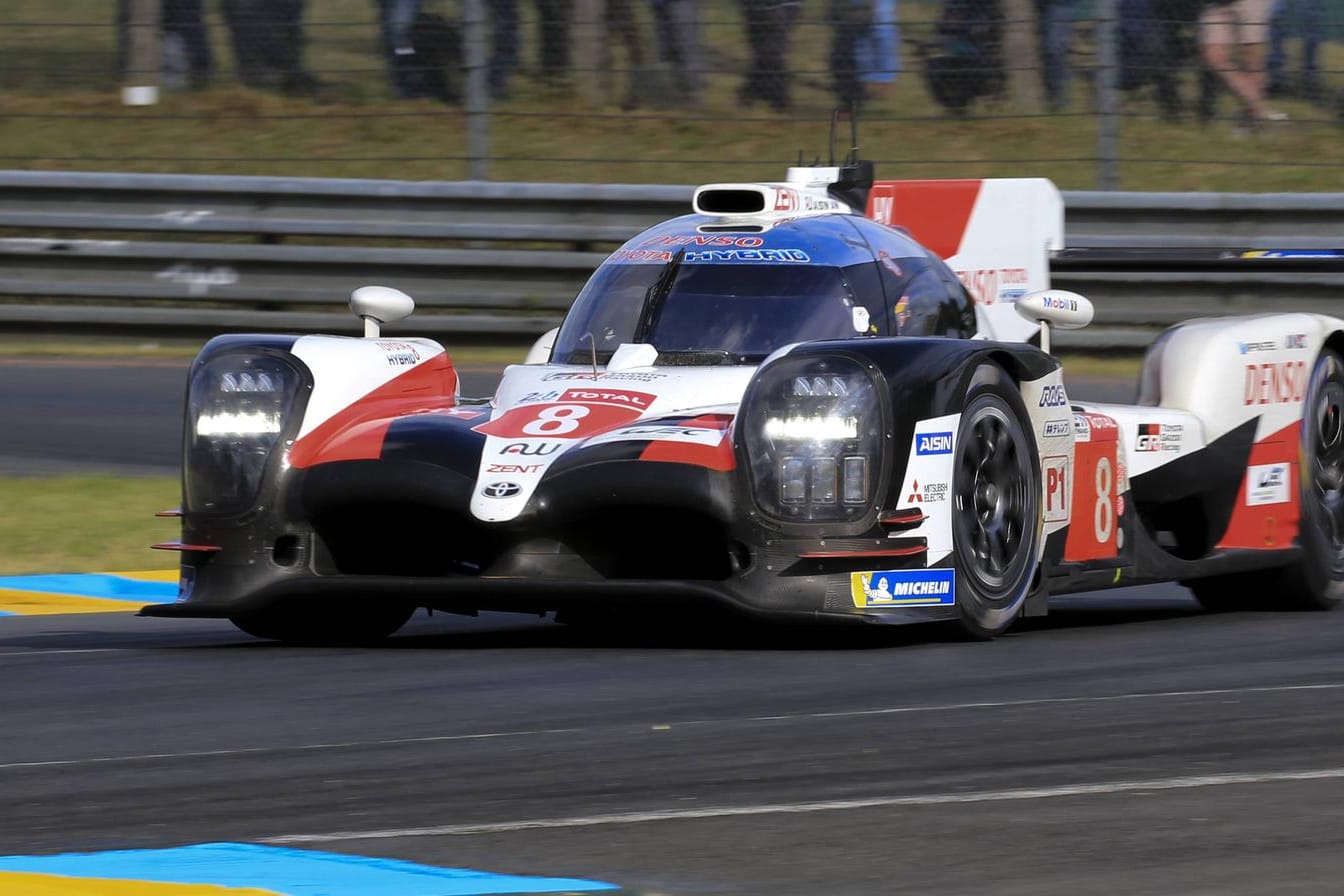 Erfolgreich in LeMans: Alonso im Toyota TS050 Hybrid auf der Strecke.