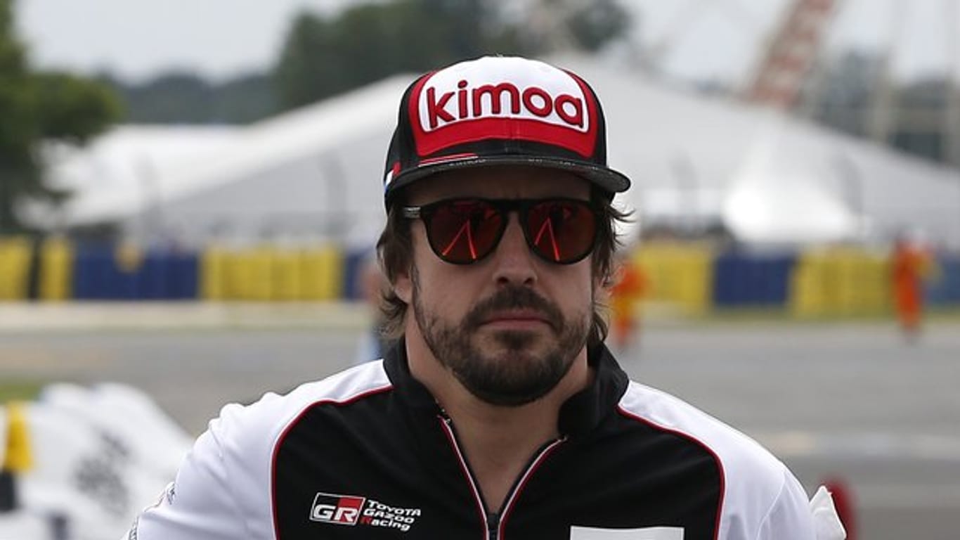 Toyota-Rennfahrer Fernando Alonso gewinnt das 24-Stunden-Rennen von Le Mans.