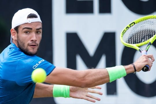 Tennisspieler Matteo Berrettini gewinnt den Titel in Stuttgart gegen Felix Auger-Aliassime.