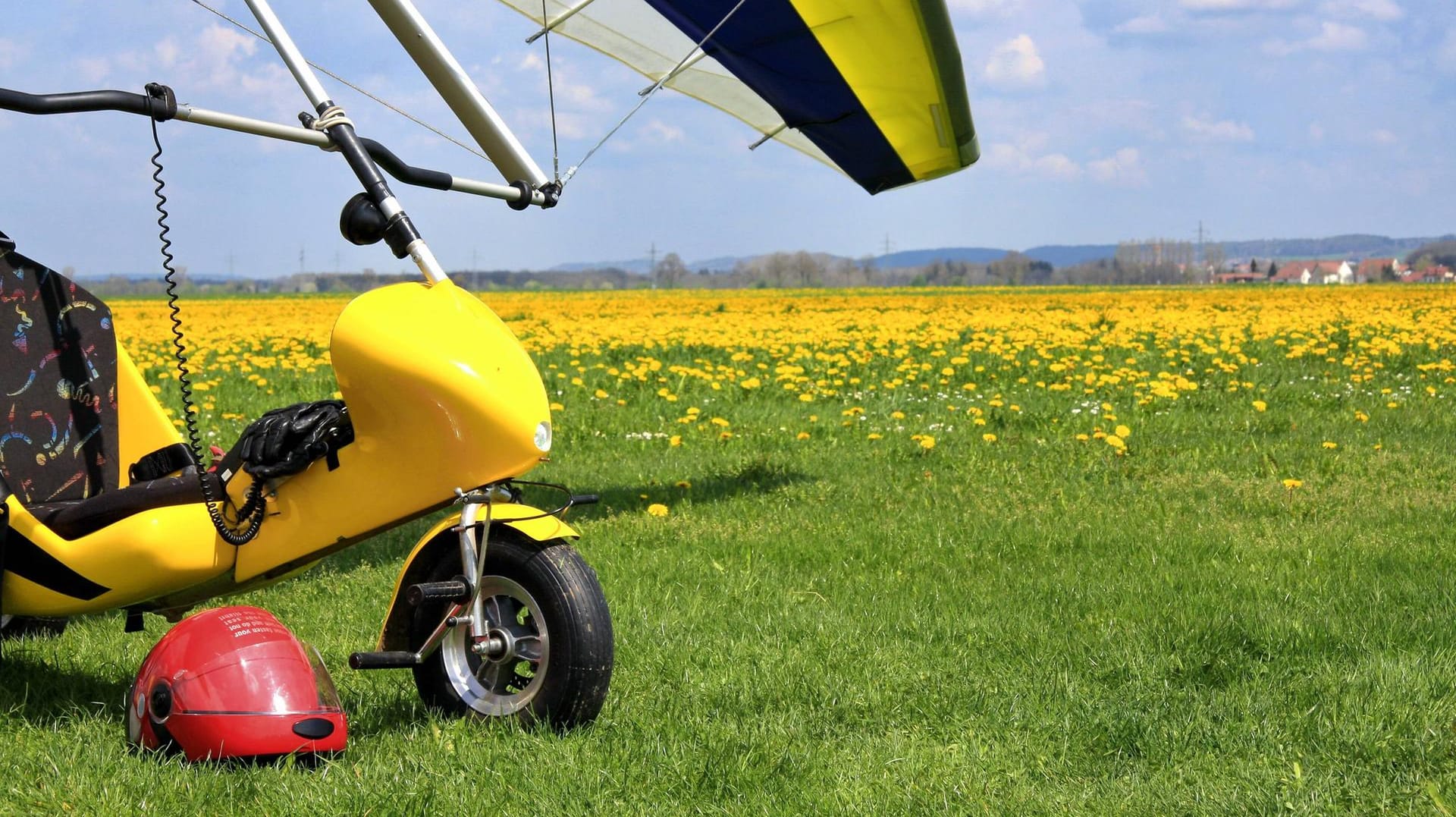 Ein Motordrache auf einem Feld