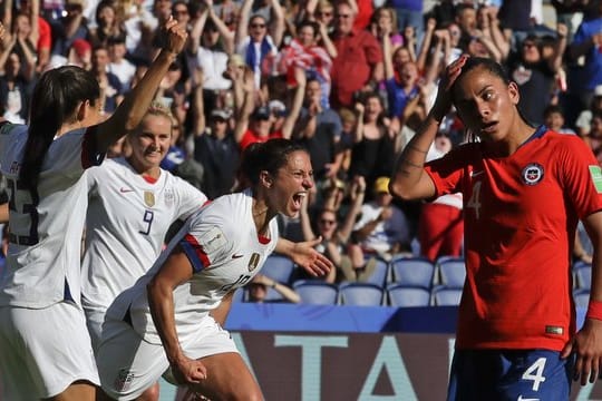 US-Doppeltorschützin Carli Lloyd (M) jubelt über das 3:0 ihrer Mannschaft.
