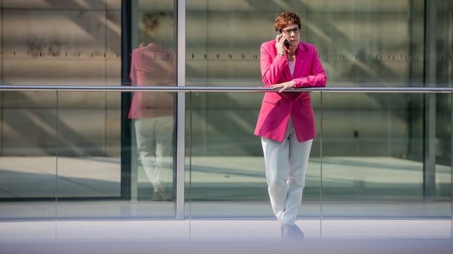 CDU-Chefin Kramp-Karrenbauer gratuliert dem CDU-Kandidaten bei der Oberbürgermeisterwahl in Görlitz – und unterschlägt zunächst die wichtige Rolle der überparteilichen Unterstützer.