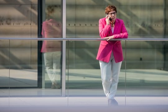 CDU-Chefin Kramp-Karrenbauer gratuliert dem CDU-Kandidaten bei der Oberbürgermeisterwahl in Görlitz – und unterschlägt zunächst die wichtige Rolle der überparteilichen Unterstützer.