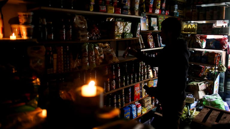 Verkäufer in einem Geschäft in Buenos Aires: Von dem Stromausfall waren Millionen Menschen betroffen.