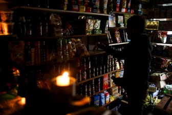 Verkäufer in einem Geschäft in Buenos Aires: Von dem Stromausfall waren Millionen Menschen betroffen.