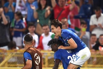 Italiens Federico Chiesa (r) feiert mit Teamkollegen Moise Kean sein Tor.