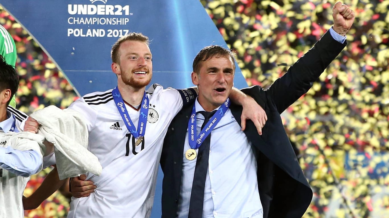 Erfolgsduo: Arnold (li.) und U21-Nationaltrainer Stefan Kuntz nach dem Sieg bei der U21-EM 2017.