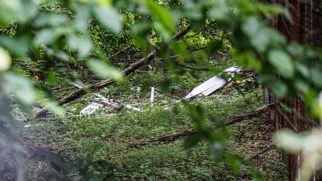 Beuren (Esslingen): Reste eines abgestürzten Segelfliegers liegen auf dem Waldboden.