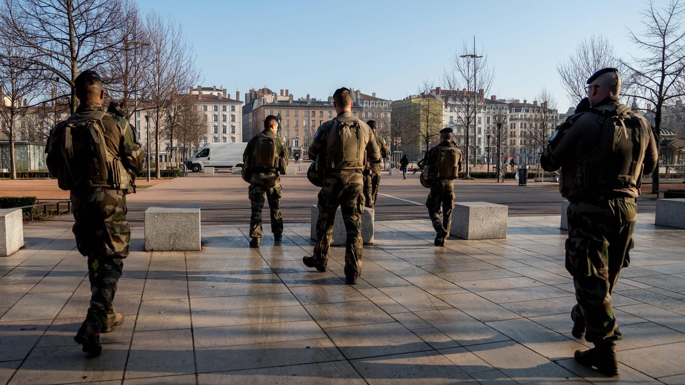 Französische Soldaten in Lyon: Soldaten der Opération Sentinelle sollen vor terroristischen Anschlägen schützen.