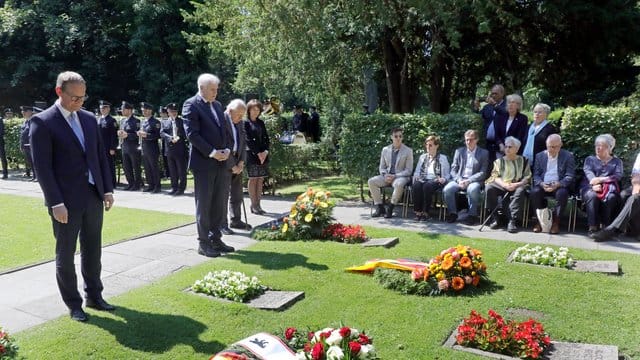 Der Berliner Bürgermeister Michael Müller und Bundesinnenminister Horst Seehofer legen Kränze bei der Gedenkveranstaltung der Bundesregierung zum 66.