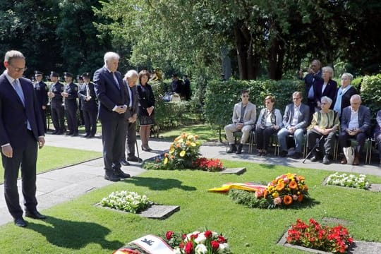 Der Berliner Bürgermeister Michael Müller und Bundesinnenminister Horst Seehofer legen Kränze bei der Gedenkveranstaltung der Bundesregierung zum 66.