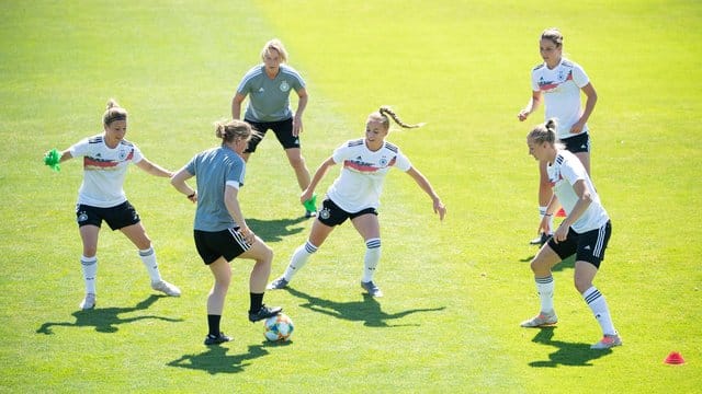 Die deutsche Frauen-Nationalmannschaft bereitet sich auf Südafrika vor. Die deutsche Frauen-Nationalmannschaft bereitet sich auf Südafrika vor.