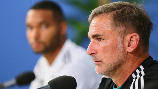 U21-Trainer Stefan Kuntz (r) und Kapitän Jonathan Tah diskutieren über Aberglauben. U21-Trainer Stefan Kuntz (r) und Kapitän Jonathan Tah diskutieren über Aberglauben.