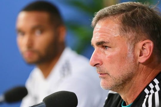 U21-Trainer Stefan Kuntz (r) und Kapitän Jonathan Tah diskutieren über Aberglauben.