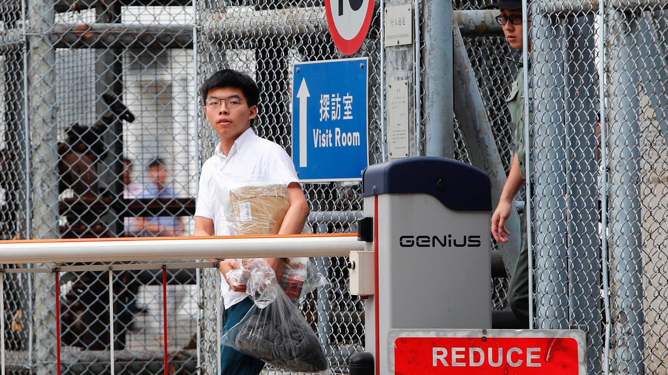 Demokratie-Aktivist Joshua Wong verlässt am Montag das Gefängnis Lai Chi Kok.