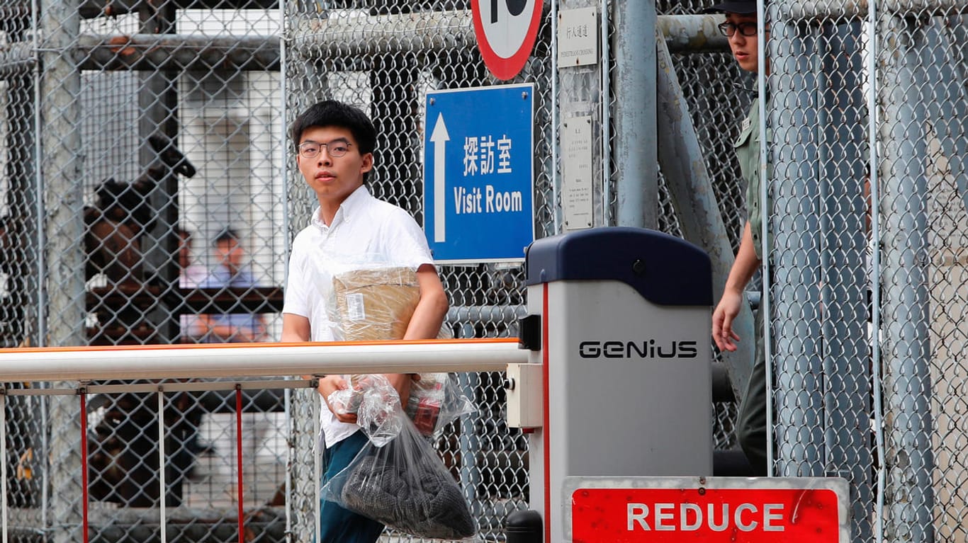 Demokratie-Aktivist Joshua Wong verlässt am Montag das Gefängnis Lai Chi Kok.