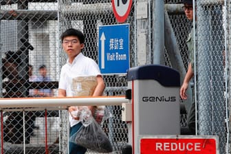 Demokratie-Aktivist Joshua Wong verlässt am Montag das Gefängnis Lai Chi Kok.