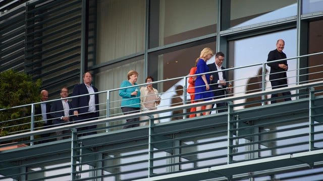 Ralph Brinkhaus, Alexander Dobrindt, Helge Braun, Angela Merkel, Annegret Kramp-Karrenbauer, Malu Dreyer, Manuela Schwesig, Thorsten Schäfer-Gümbel und Olaf Scholz auf dem Balkon im Bundeskanzleramt.