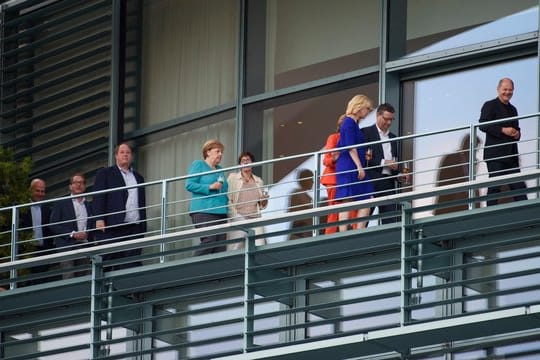 Ralph Brinkhaus, Alexander Dobrindt, Helge Braun, Angela Merkel, Annegret Kramp-Karrenbauer, Malu Dreyer, Manuela Schwesig, Thorsten Schäfer-Gümbel und Olaf Scholz auf dem Balkon im Bundeskanzleramt.