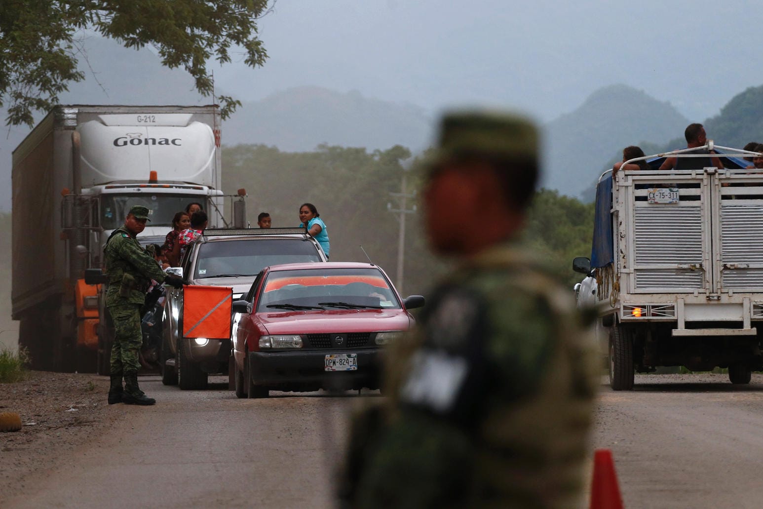 Mexiko, Ciudad Cuauhtemoc: Soldaten der mexikanischen Nationalgarde stehen an einem Kontrollpunkt. Die Soldaten suchen nach Migranten in Transportern und Lastwagen.