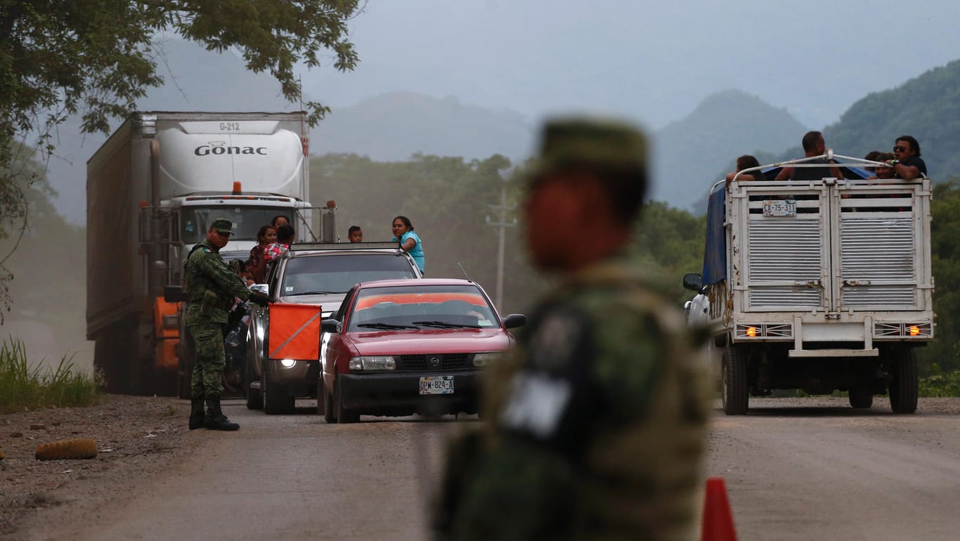 Mexiko, Ciudad Cuauhtemoc: Soldaten der mexikanischen Nationalgarde stehen an einem Kontrollpunkt. Die Soldaten suchen nach Migranten in Transportern und Lastwagen.