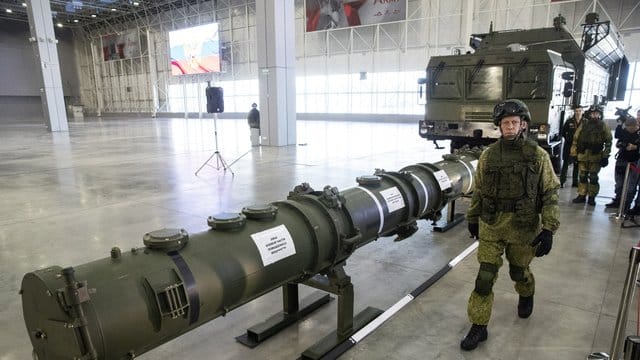 Ein russischer Offizier geht an dem neuen Marschflugkörper vom Typ 9M729 (Nato-Code: SSC-8) entlang.