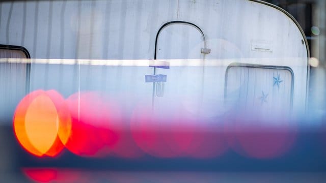 Polizeiauto vor dem versiegelten Campingwagen des mutmaßlichen Täters von Lügde.