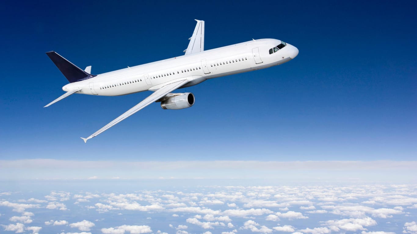 Flugzeug fliegt über den Wolken: Bei der Pünktlichkeit gib es bei fast allen Airlines noch viel Luft nach oben.