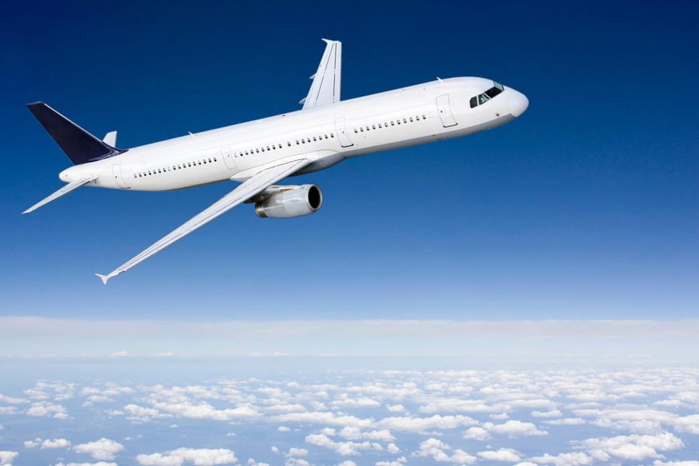 Flugzeug fliegt über den Wolken: Bei der Pünktlichkeit gib es bei fast allen Airlines noch viel Luft nach oben.